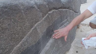 Photo of Древние пропилы неизвестного инструмента в базальтовых блоках у пирамиды Хеопса